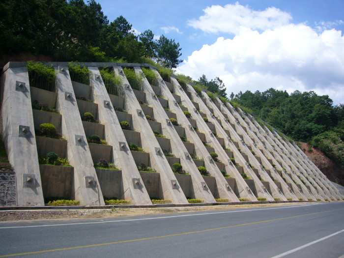 青蘭高速四標(biāo)段雙子嶺山體護坡工程